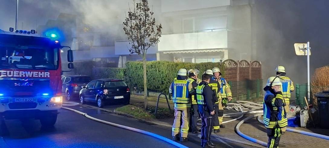Starker Rauch in Tiefgarage sorgt für Großeinsatz in Moers
