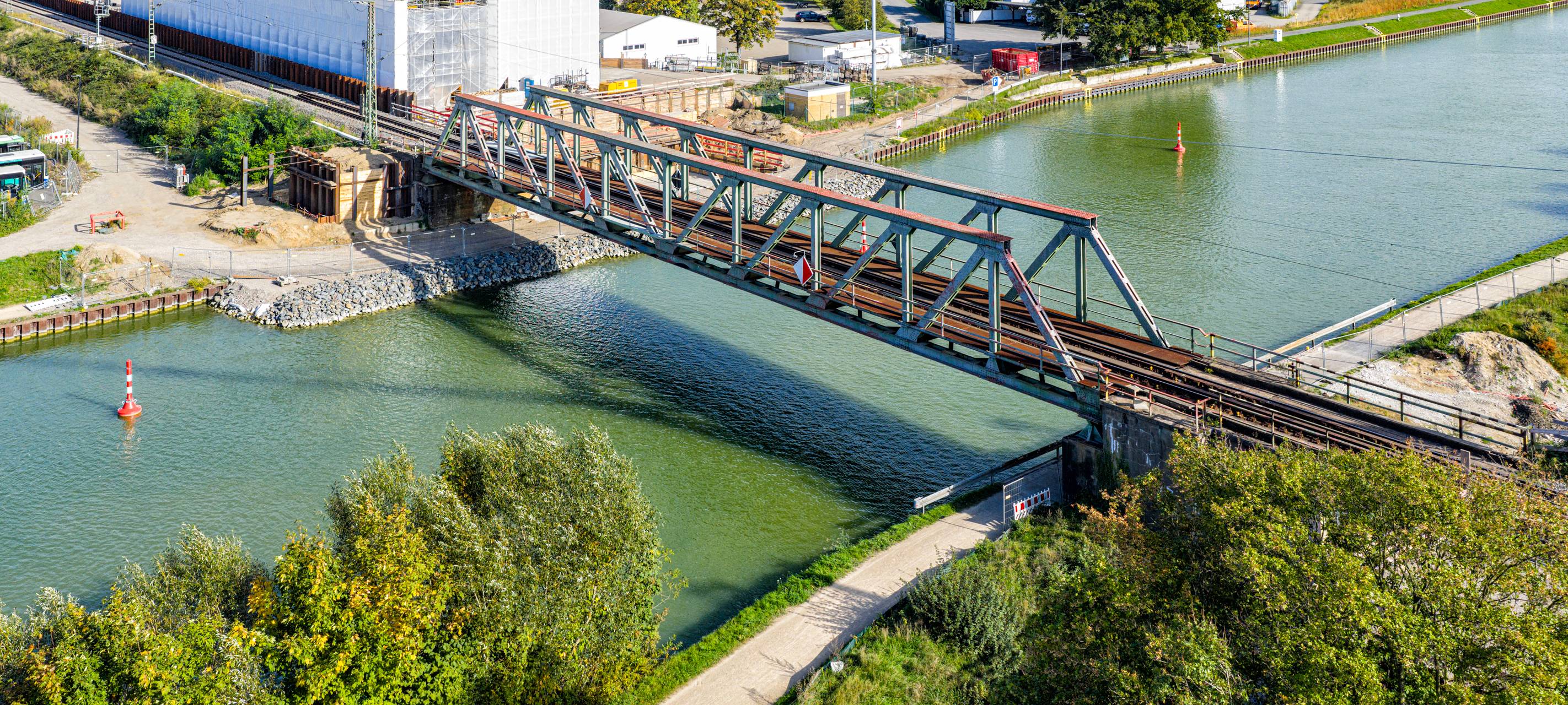 DB hebt 640 Tonnen schwere Brücke über Wesel-Datteln-Kanal