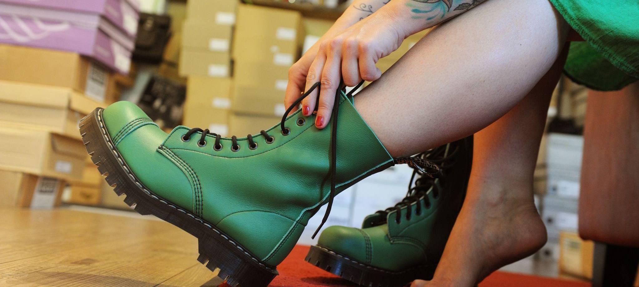 Kundin beim Anprobieren von veganen Schnürstiefeln