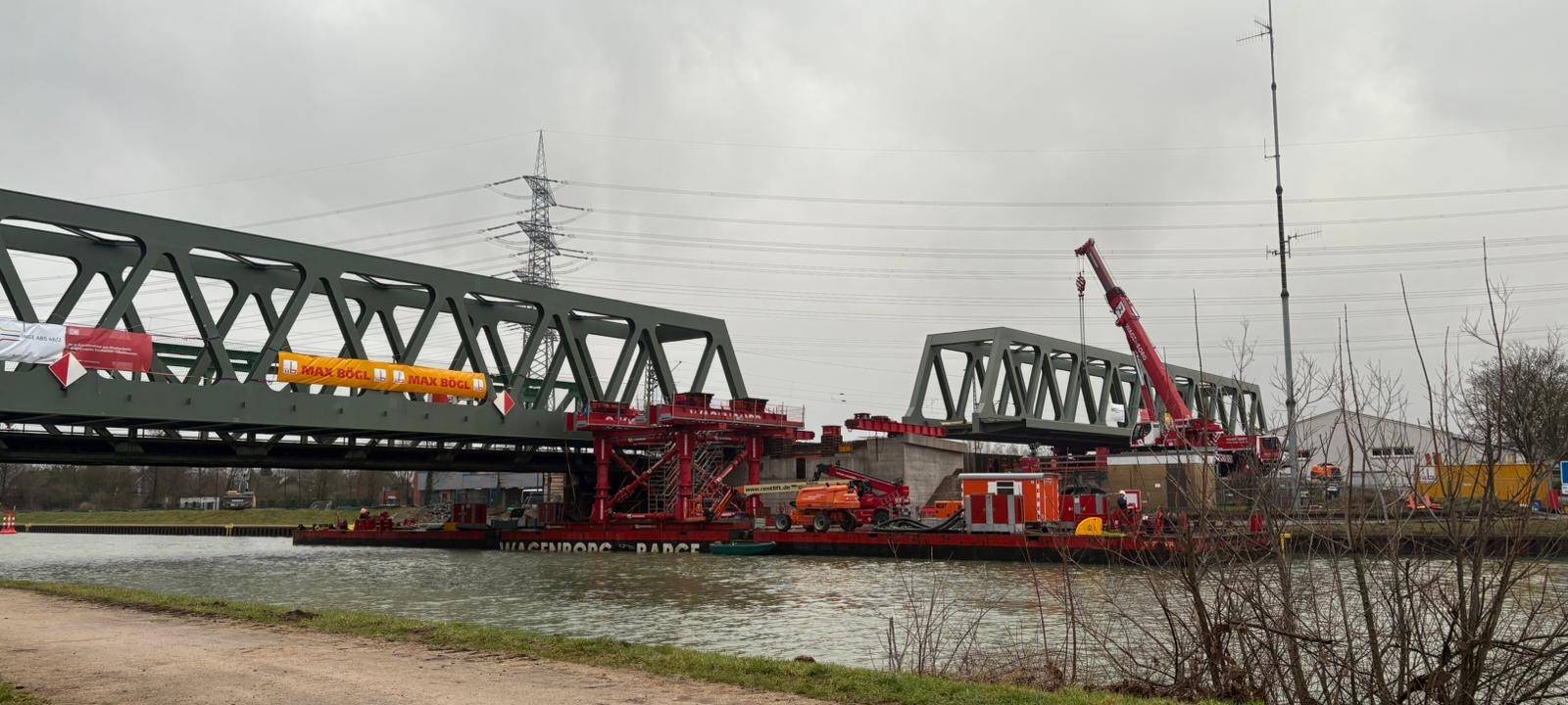 Neue Brücke über den Kanal in Voerde wird eingeschoben