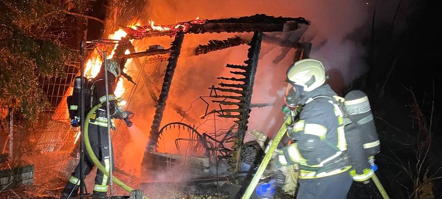 Dinslakener Feuerwehr musste zwei Gartenlauben löschen