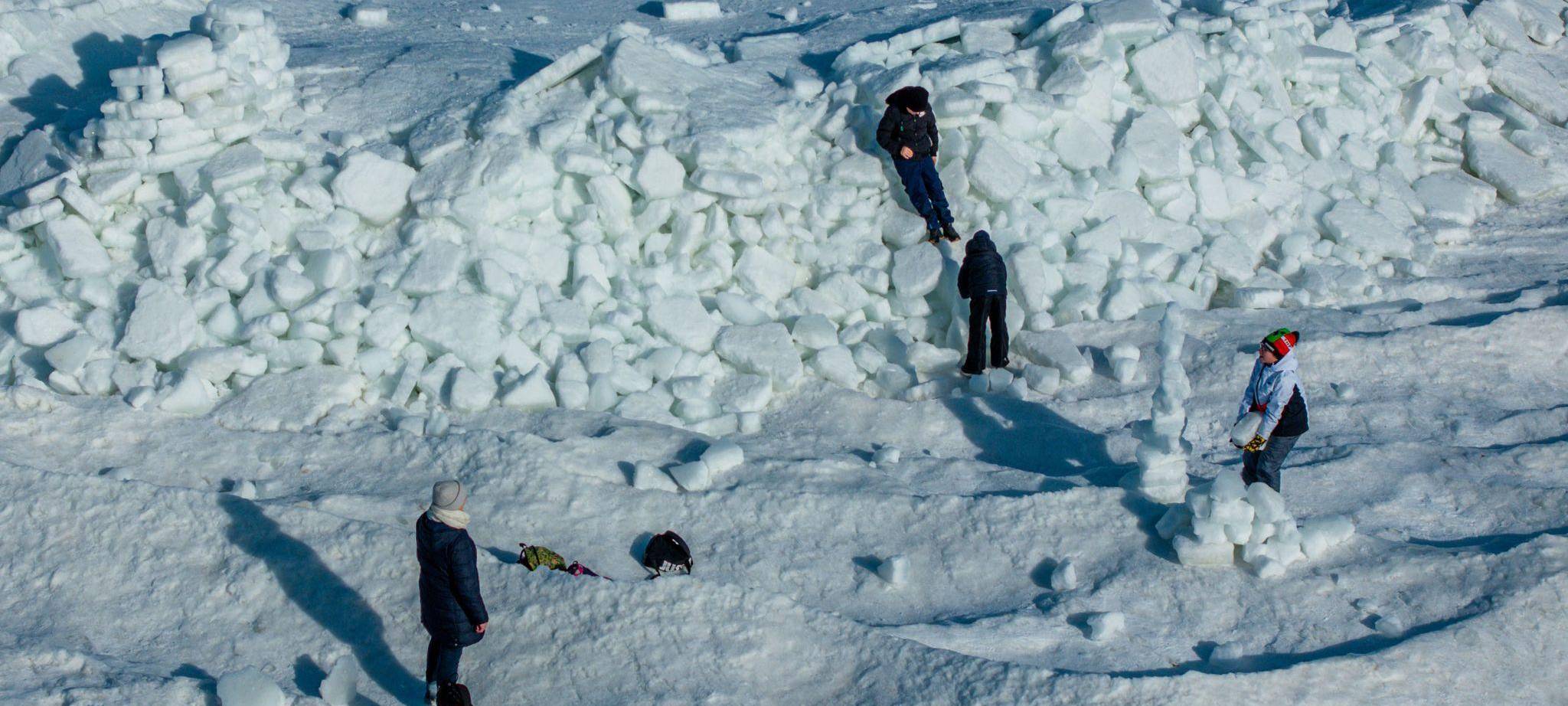 Eisberge türmen sich an der Ostseeküste