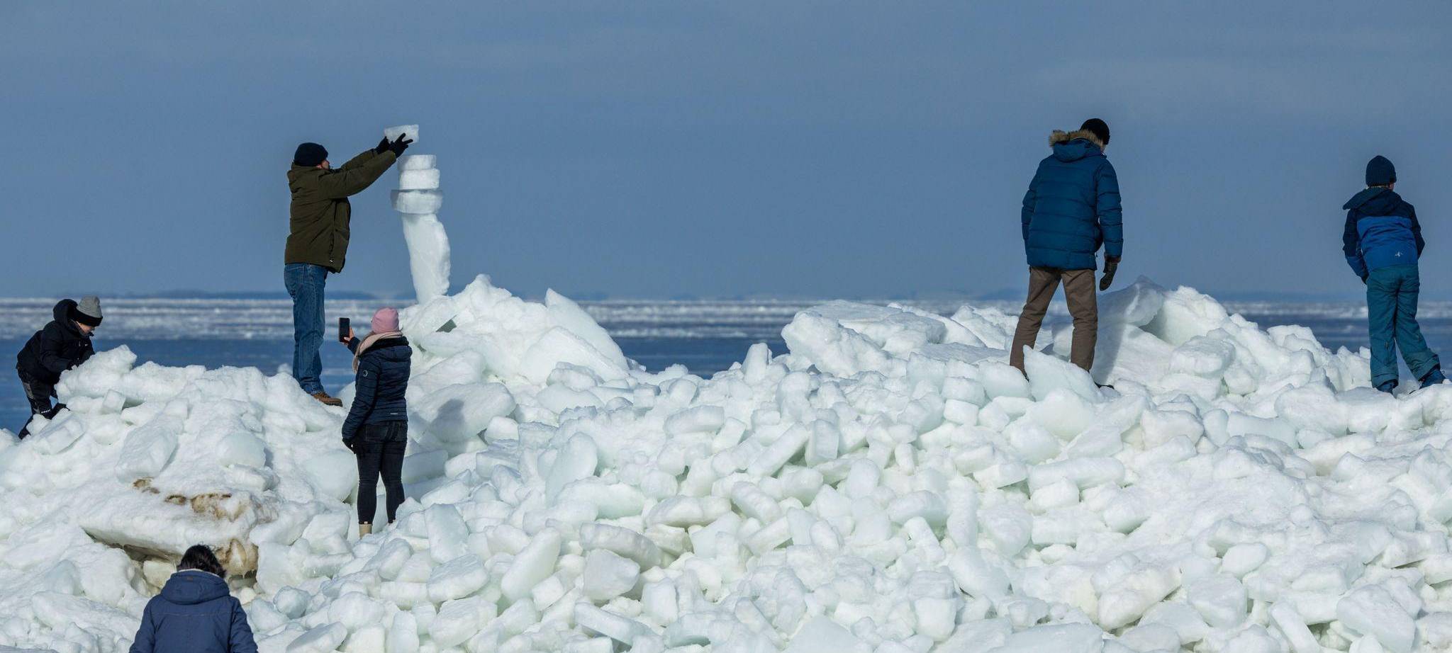 Eisberge türmen sich an der Ostseeküste
