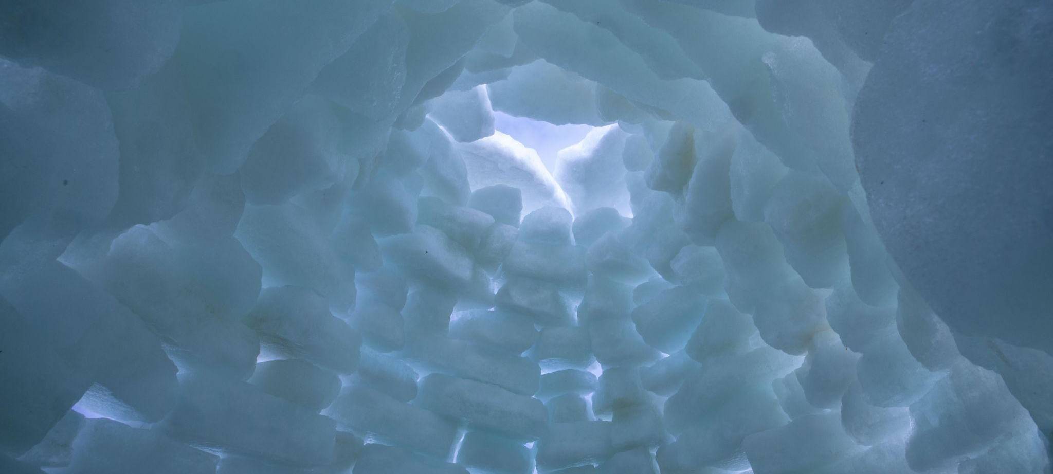 Eisberge türmen sich an der Ostseeküste