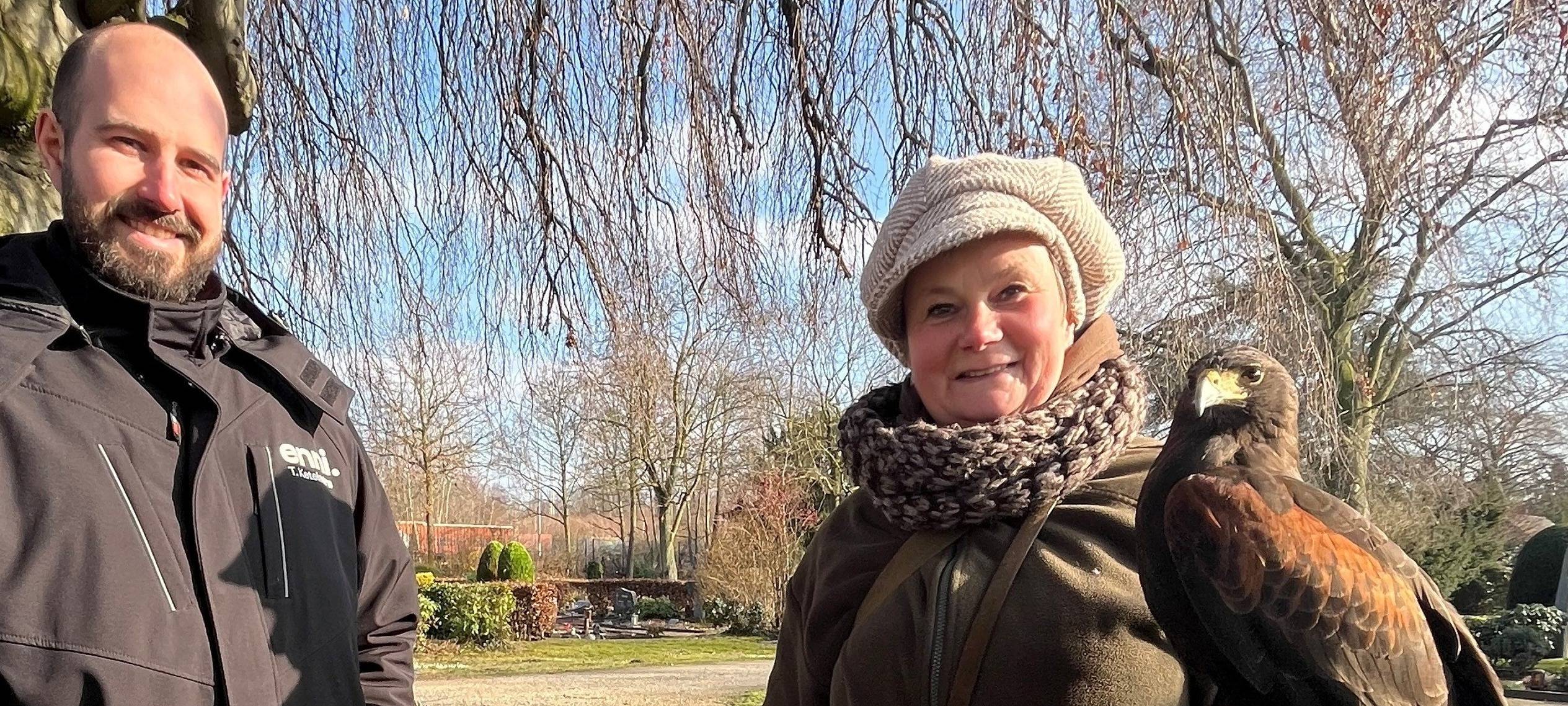 Bussard hilft in Moers gegen Kaninchenplage auf Friedhöfen