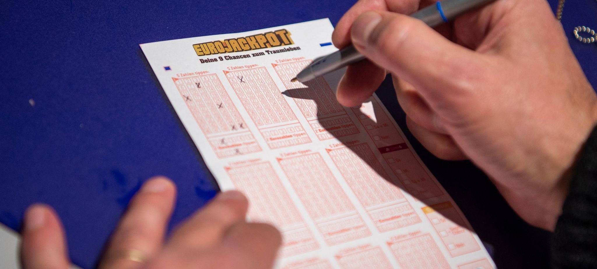Mann kreuzt auf Lottoschein des Spiels «Eurojackpot» Zahlen an