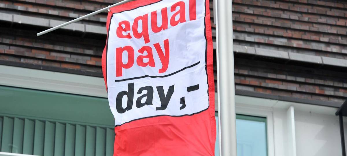 Kreis Wesel zeigt Flagge für gleiche Bezahlung