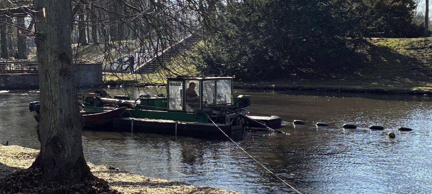 Spezialboot saugt Schlamm aus dem Moerser Stadtgraben