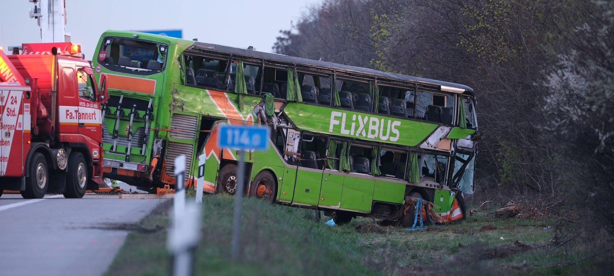Unfall mit Reisebus auf A9 bei Leipzig