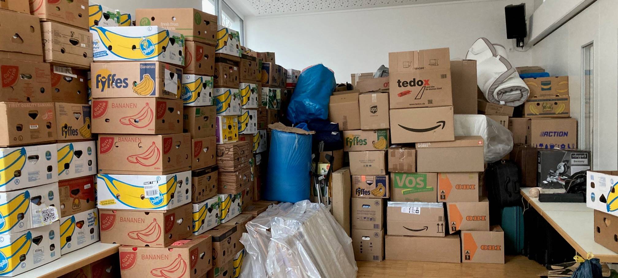 LKW in Kamp-Lintfort mit Hilfsgütern für Ukraine beladen