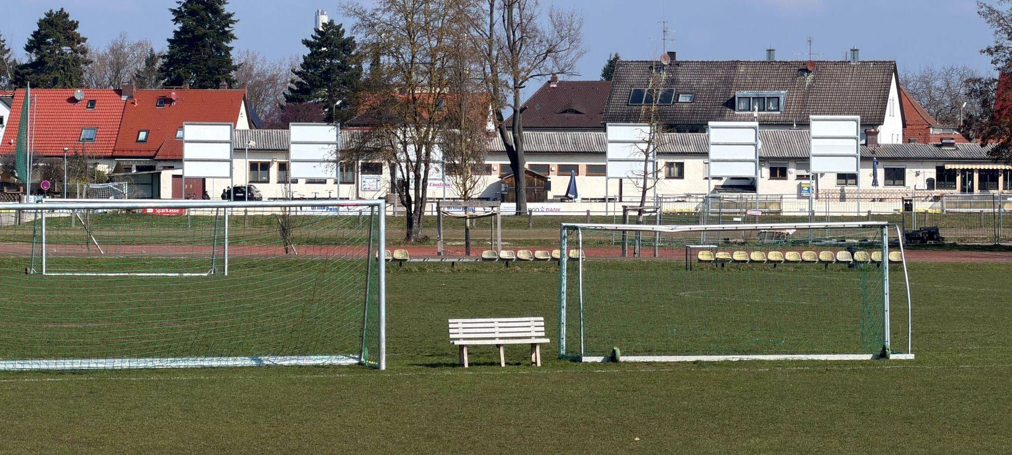 Fußballtor stürzt auf 7-jährigen Jungen