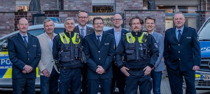 Bild: KPB Wesel, Pressestelle
v.l.n.r.: LPD Ulrich Kühn/ Mike Rexforth, Bürgermeister Schermbeck/ PHK Harald Mibach/ Landrat und Leiter der KPB Wesel, Ingo Brohl/ PHK Dennis Scheffler/ Simon Panke, Bürgermeister Dinslaken/ PHK Sascha Czerwinski/ Dirk Haarmann, Bürgermeister Voerde/ EPHK Frank Marienfeldt