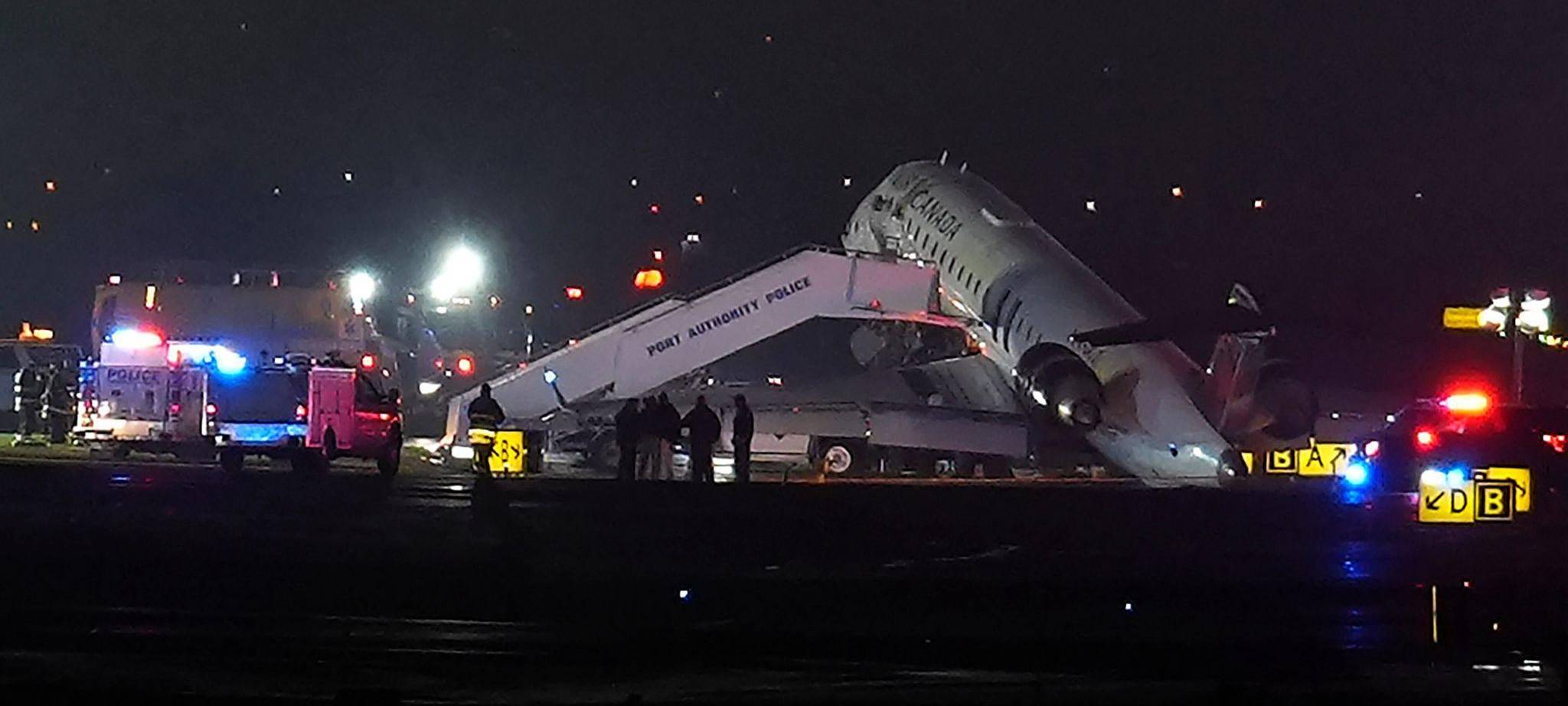 Flugzeug kollidiert in New York mit Fahrzeug