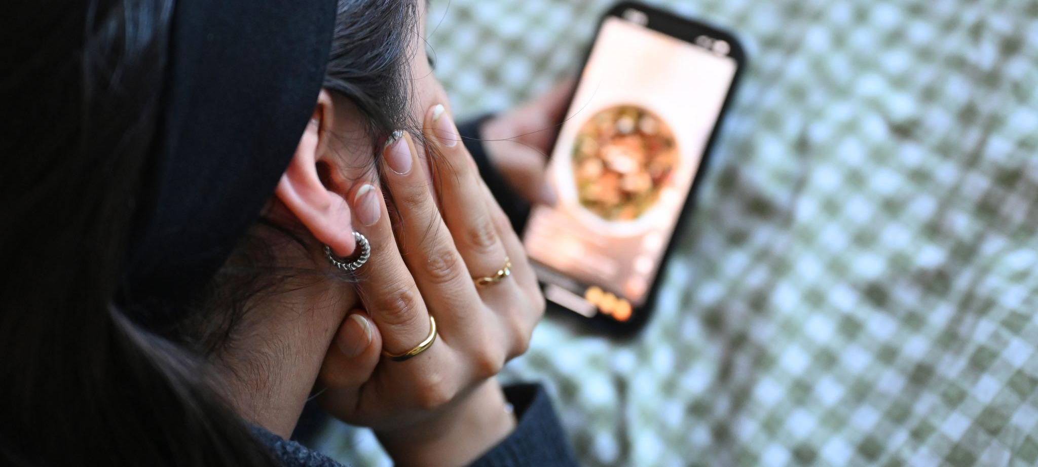 Jugendliche mit Smartphone