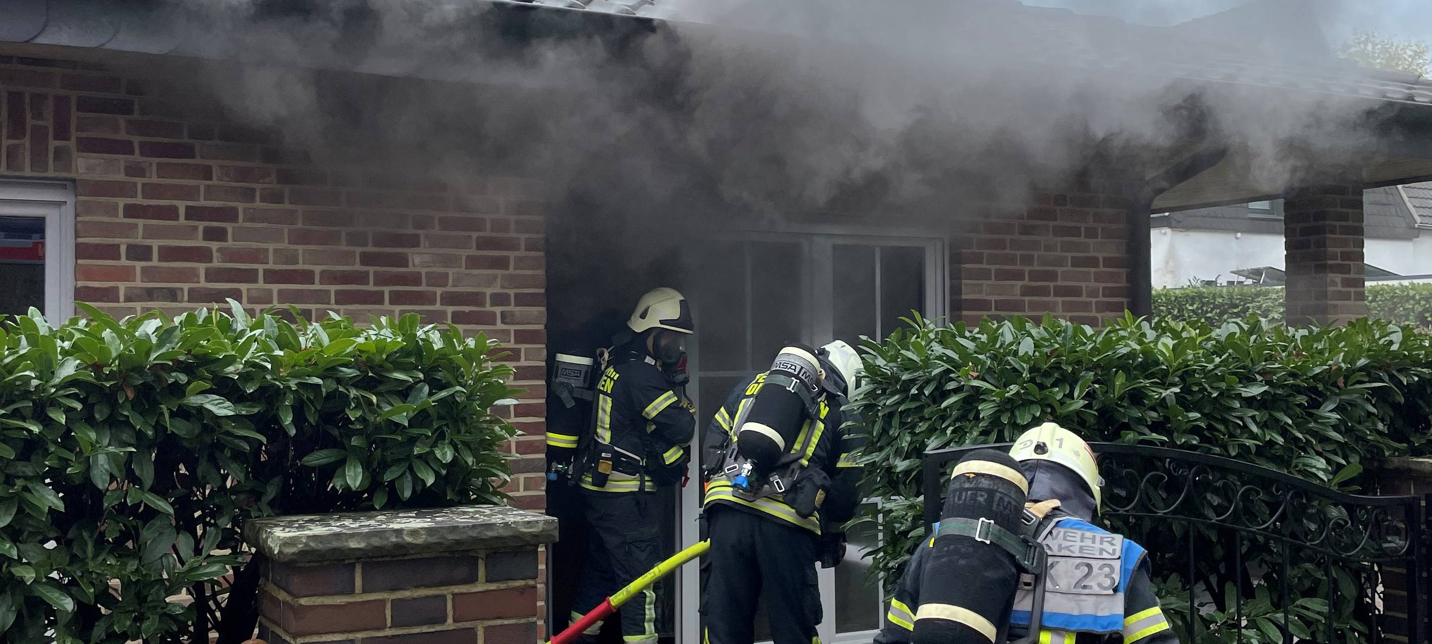 Feuerwehr bekämpft Brand in Dinslakener Wohnhaus