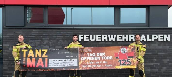 125 Jahre Einheit Alpen - Einheitsführung mit dem Festbanner für das Jubiläuimswochenende. Marcel Schulz, Marco Giesen und Andreas Schwenzfeier