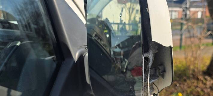 Spiegel erheblich beschädigt / Foto Polizei