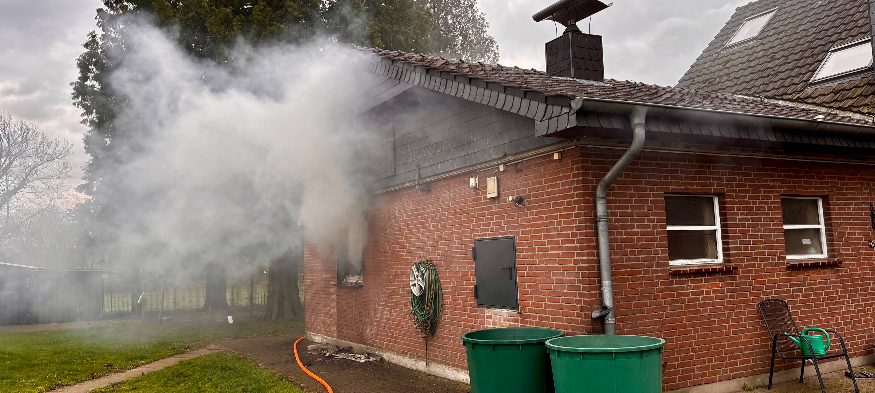 Feuerwehr löscht Zimmerbrand in Schermbeck am Ostersonntag