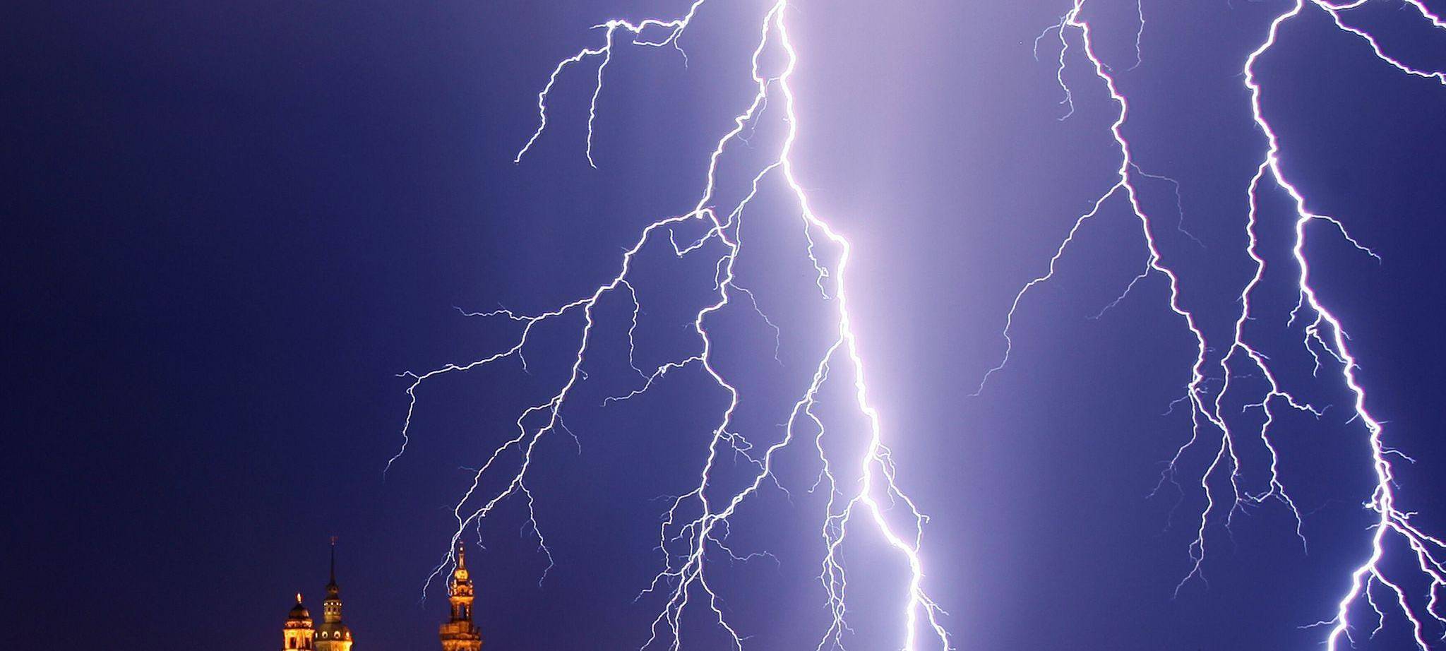 Ein Blitz entlädt sich in Dresden