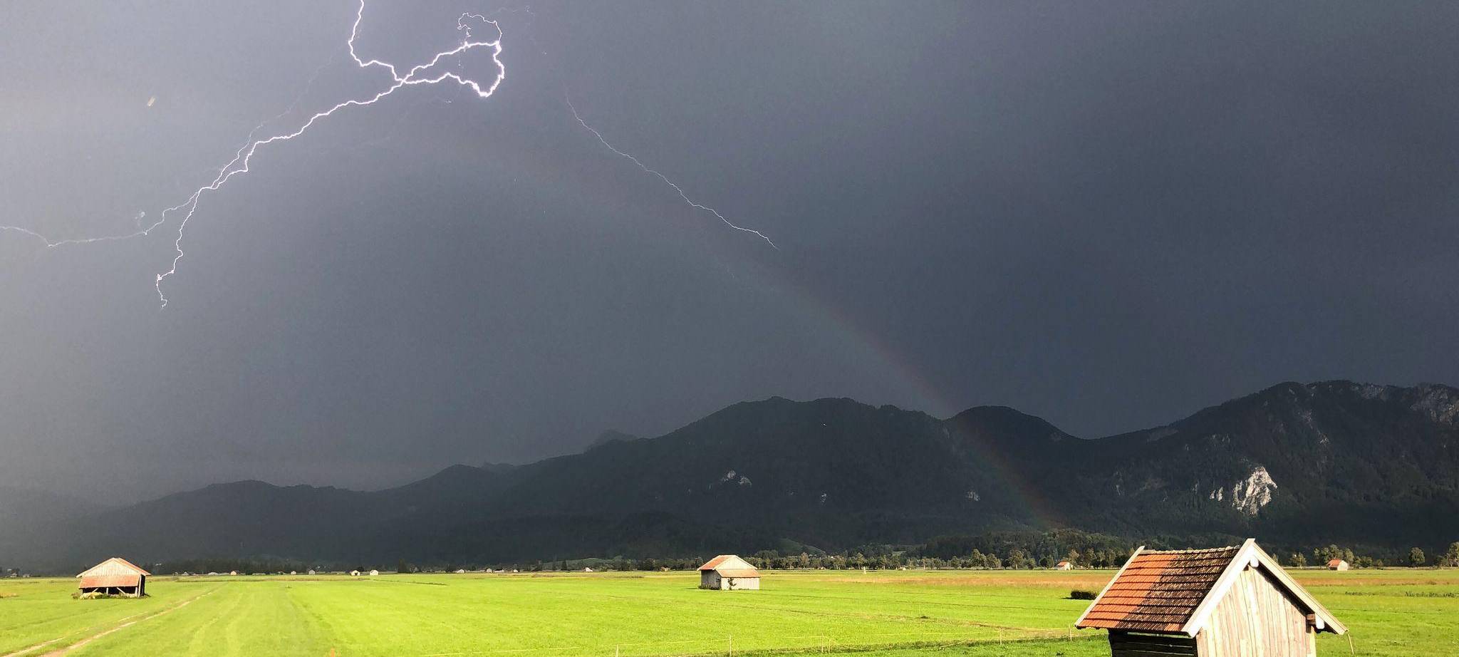 Blitz zuckt über den bayerischen Voralpen