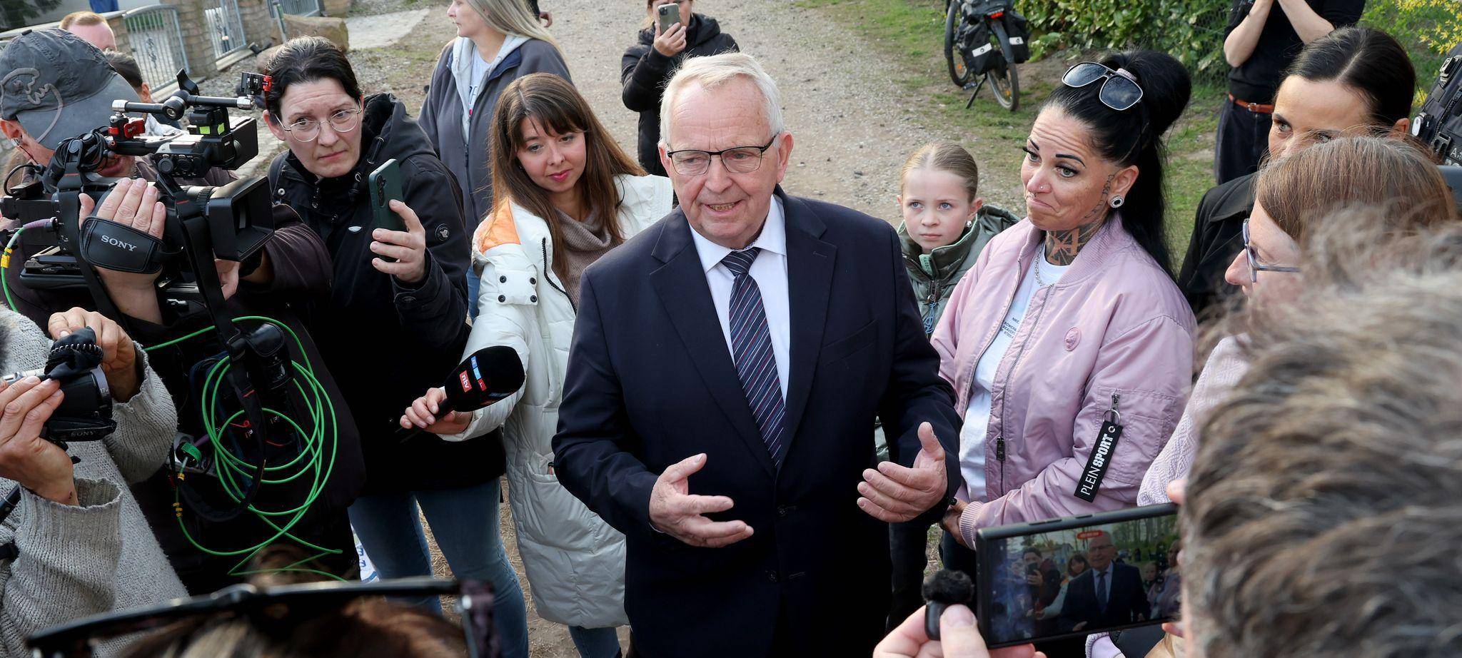 Buckelwal liegt in Wismarer Bucht