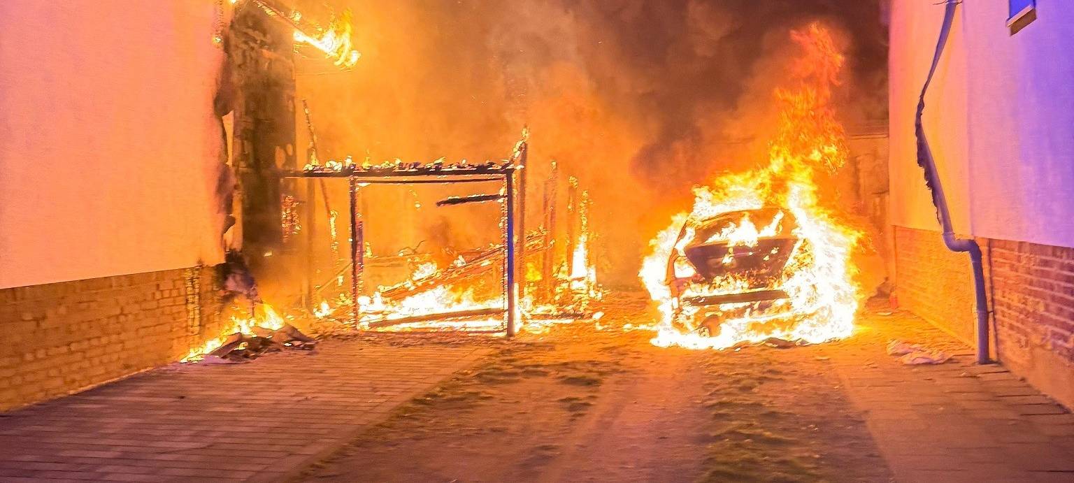 Autobrand in Kamp-Lintfort greift auf Gebäude über