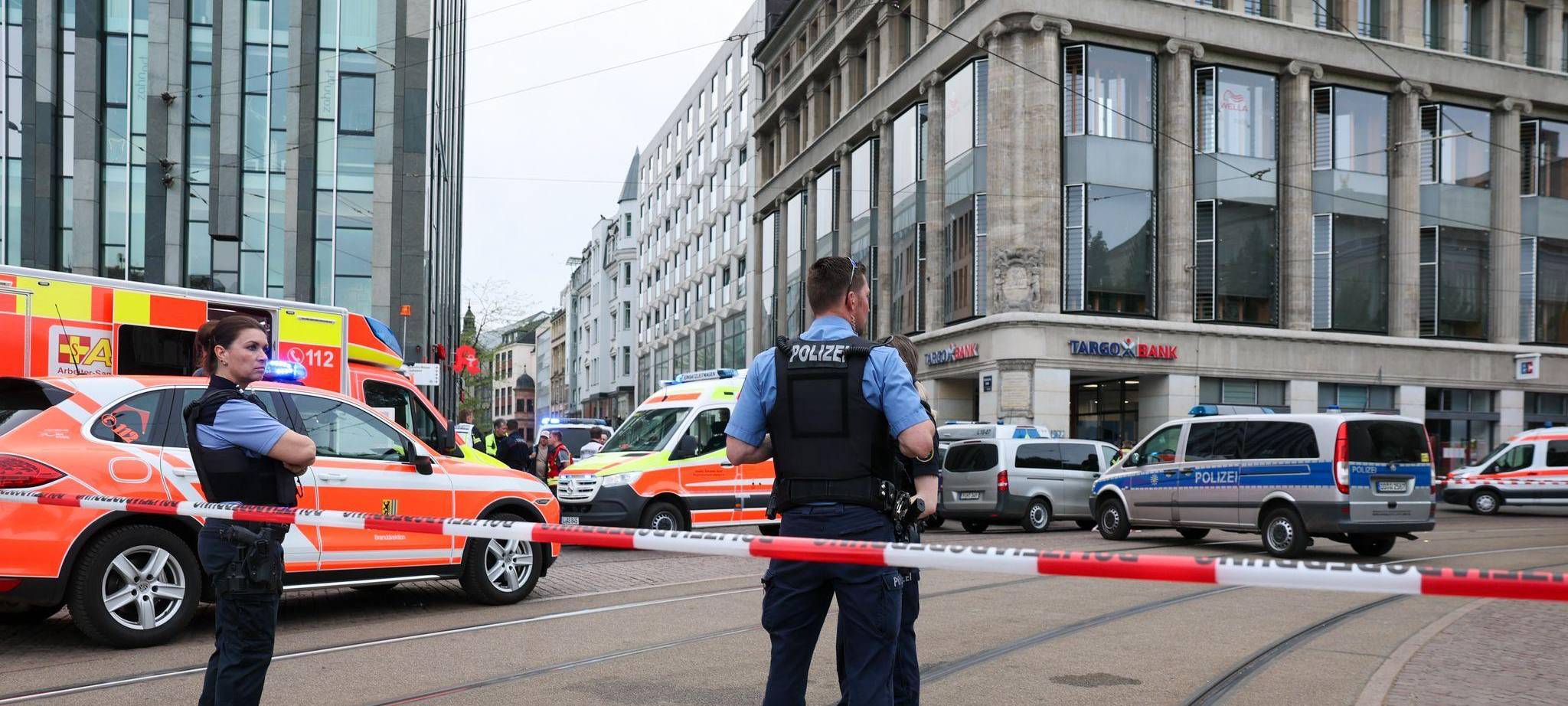 Auto in Leipzig in Menschengruppe gefahren
