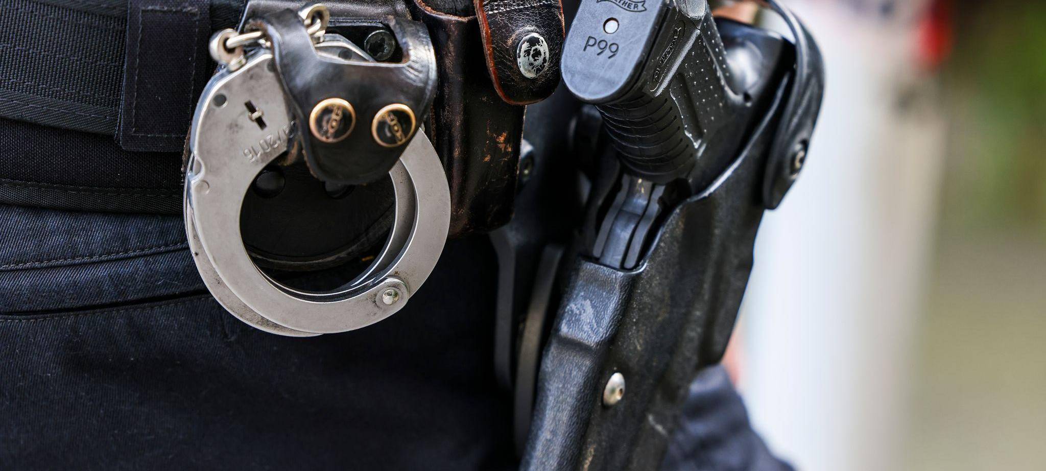 Polizist mit Waffe
