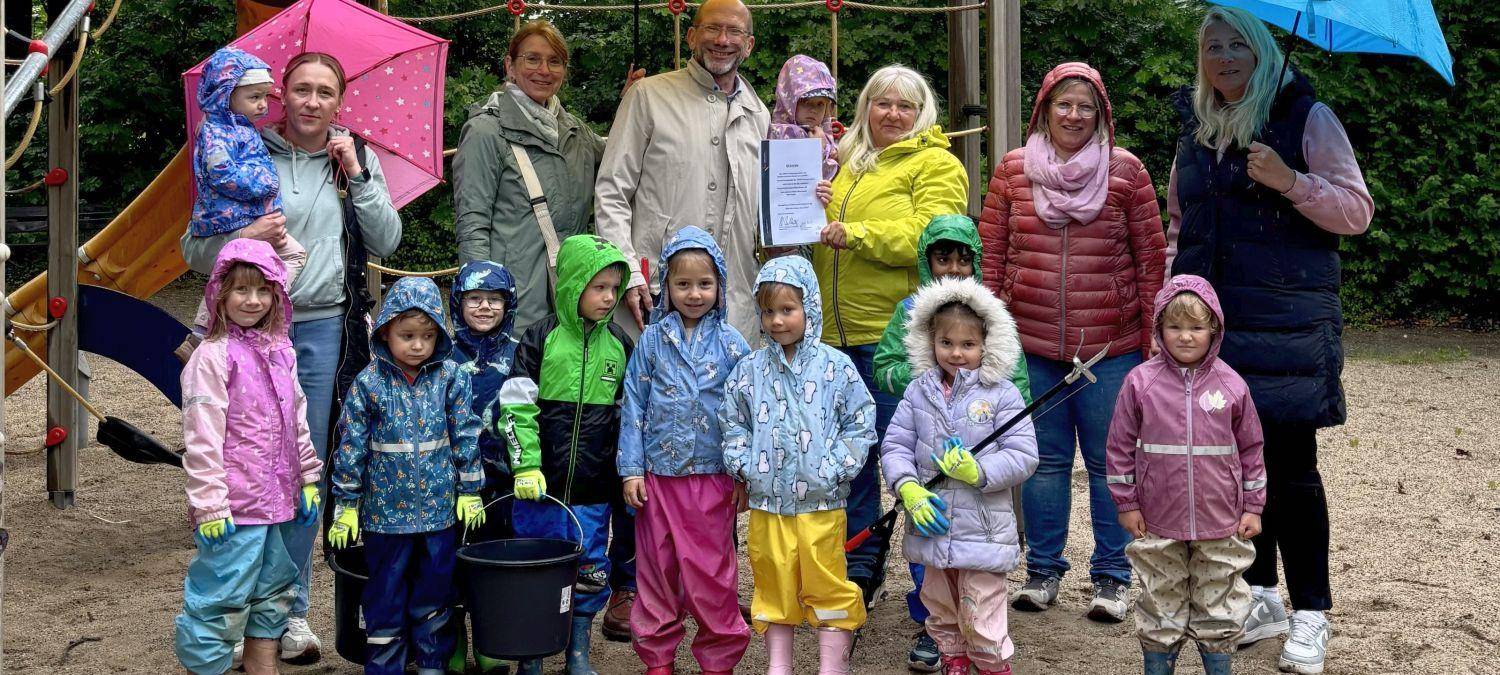 Kamp-Lintforter Kita-Kinder übernehmen Spielplatzpatenschaft