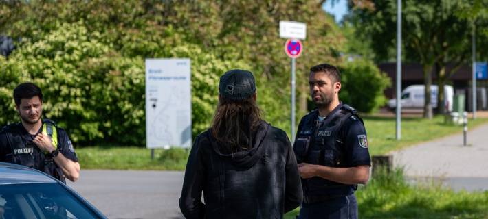 Kontrolle eine Fahrzeugführers
Bildrechte: KPB Wesel, LStab, SG PÖ