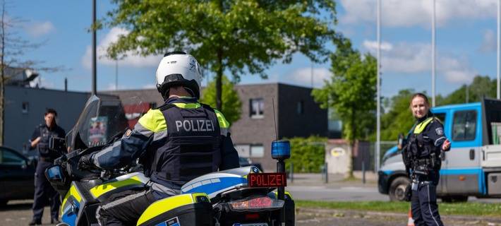 Polizeimotorrad bei Einfahrt in Kontrollstelle mit Leuchtschrift "Polizei"
Bildrechte: KPB Wesel, LStab, SG PÖ