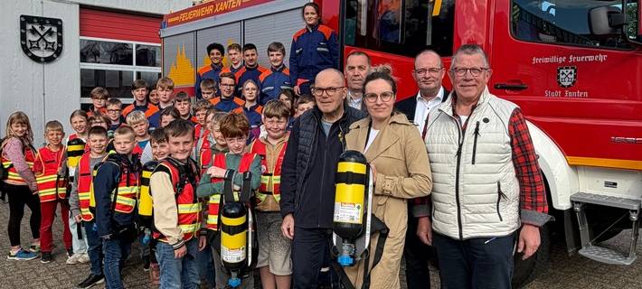 Übergabe der Atemschutzgeräte-Attrappen an die Kinder- und Jugendfeuerwehr Xanten
