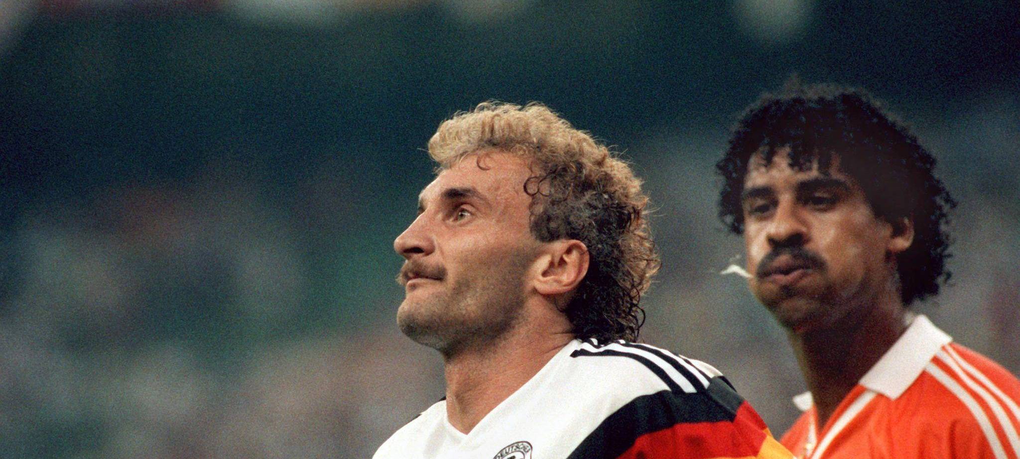 Der Niederländer Frank Rijkaard (r) bespuckt Rudi Völler