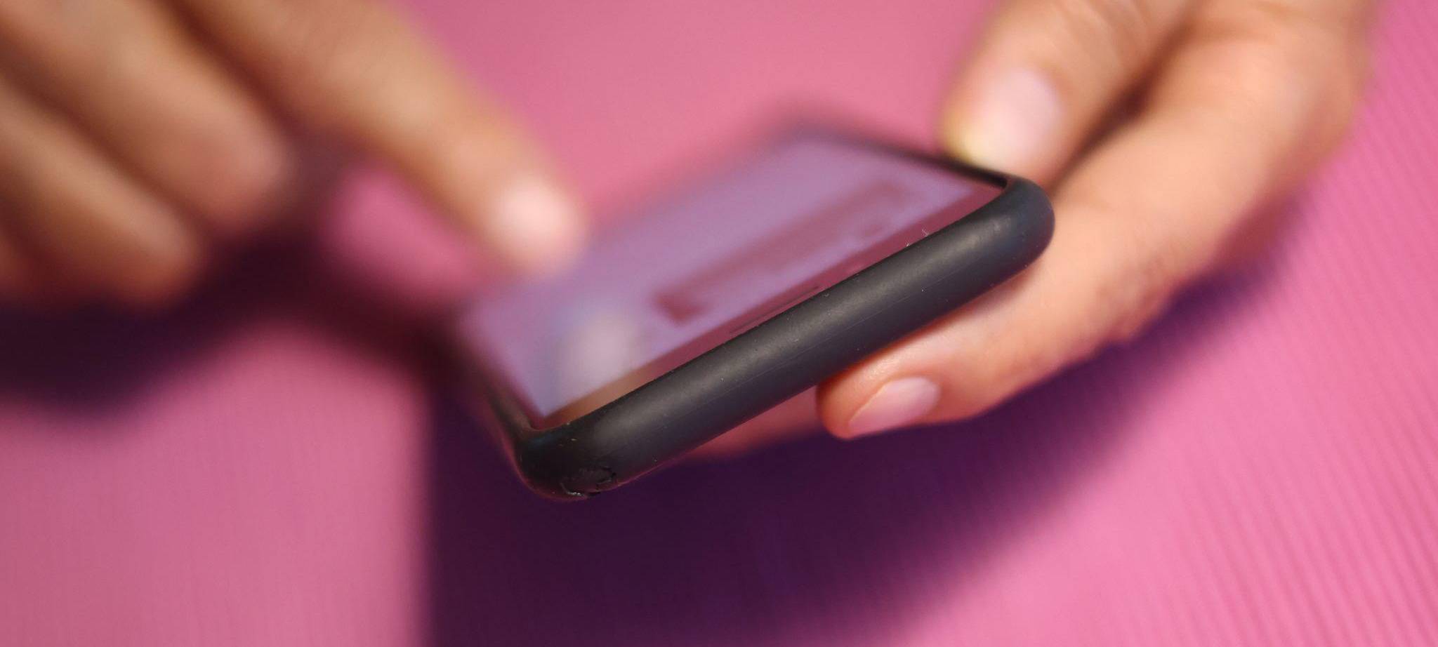 Eine Frau tippt auf einem iPhone