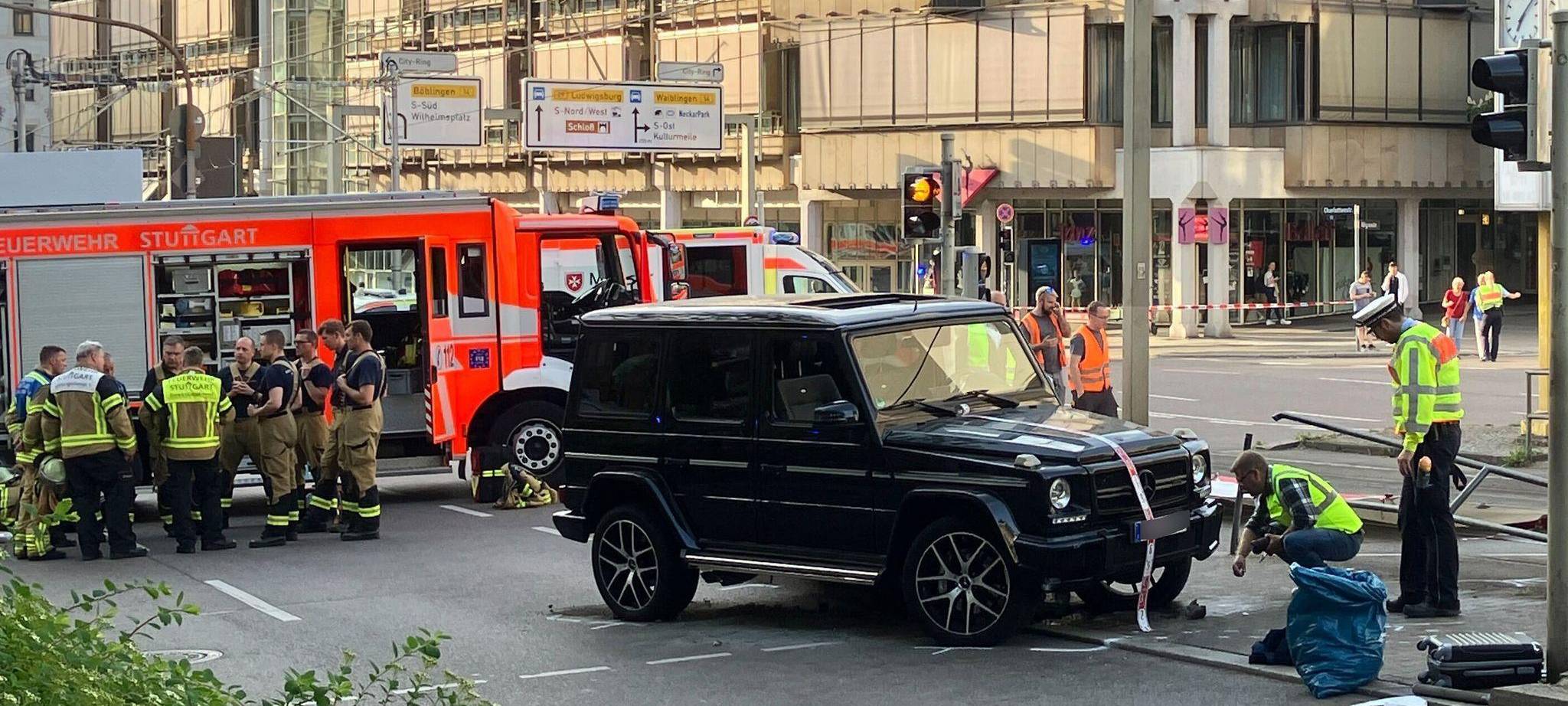 Auto fährt in Personengruppe