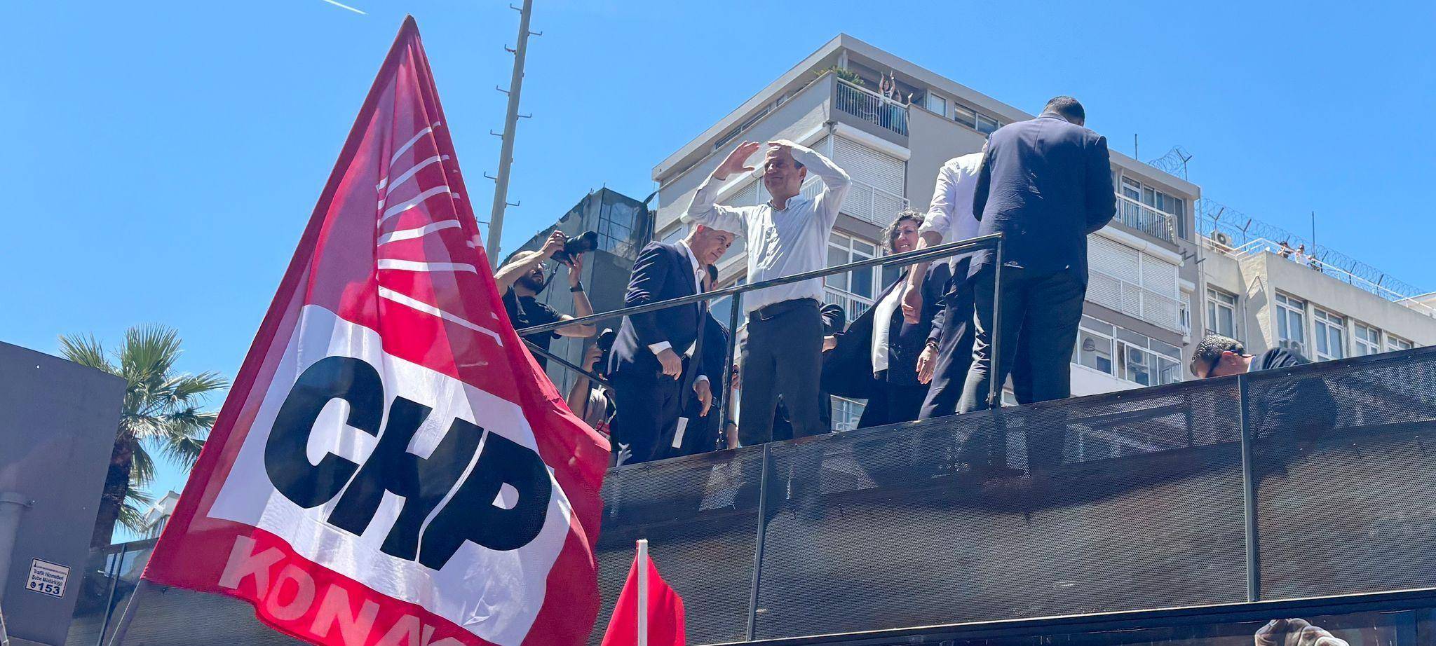 Der Oppositionspolitiker Özgür Özel spricht auf einer Kundgebung