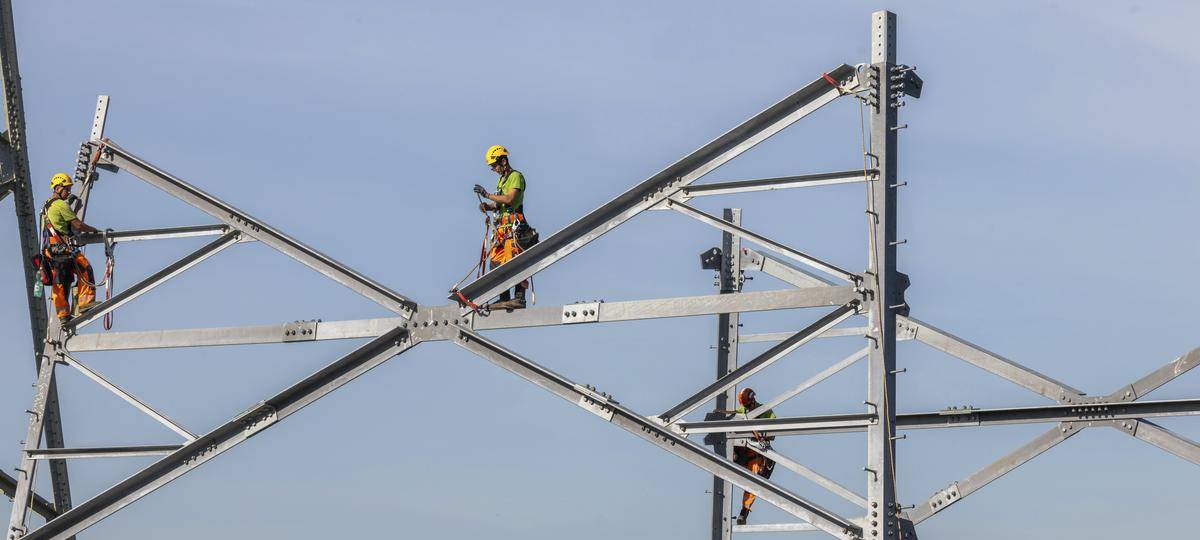 Neue Masten in Voerde verursachen gerade Geräusche