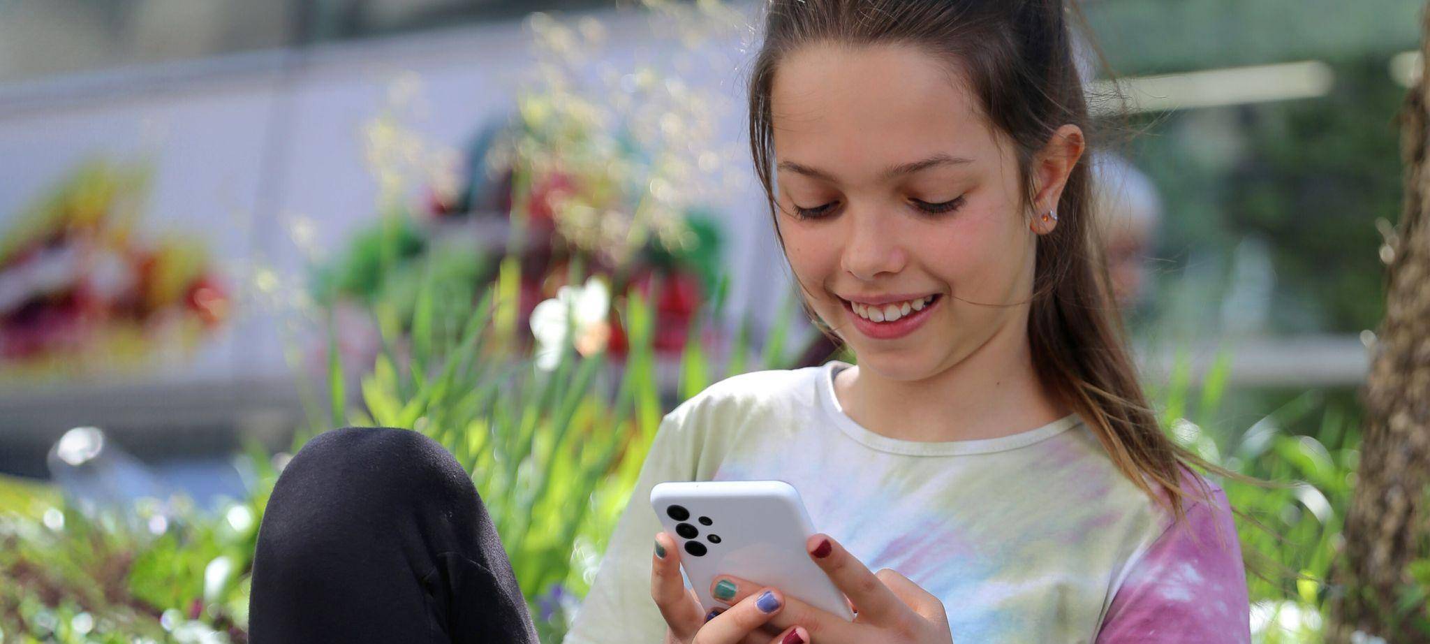 Ein Mädchen nutzt ein Smartphone