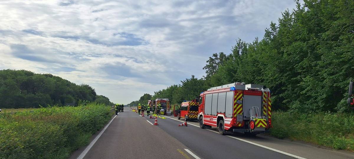 Reinigungsarbeiten nach LKW-Unfall auf A57 bei Sonsbeck