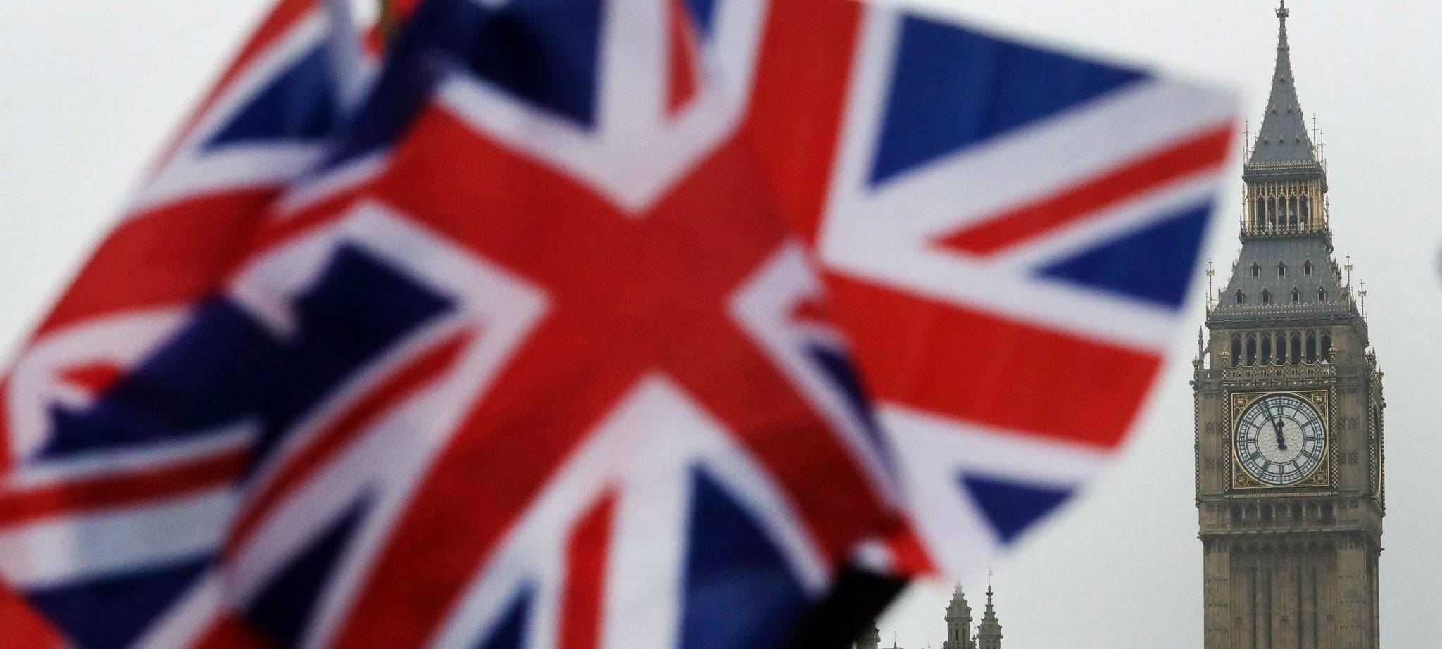 Britische Flaggen vor dem Parlament