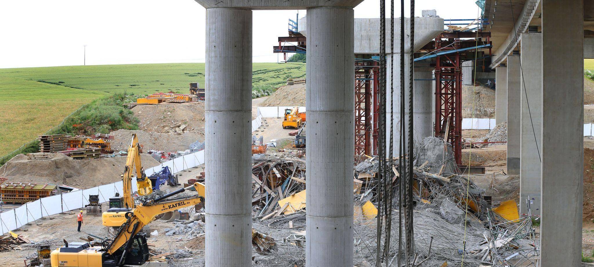 Aufräumarbeiten an eingestürzter Brücke