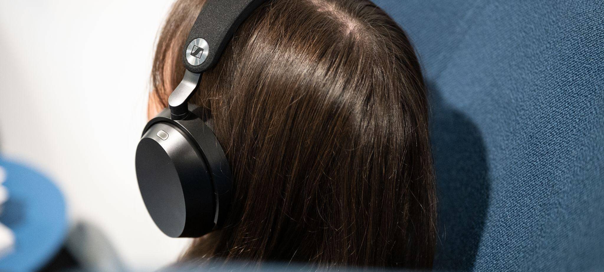 Eine Frau trägt die Kopfhörer Sennheiser Momentum 5