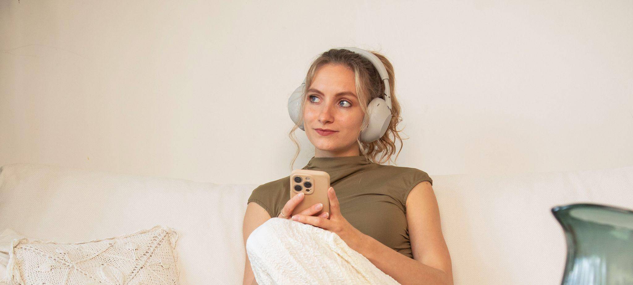 Eine Frau hört Musik