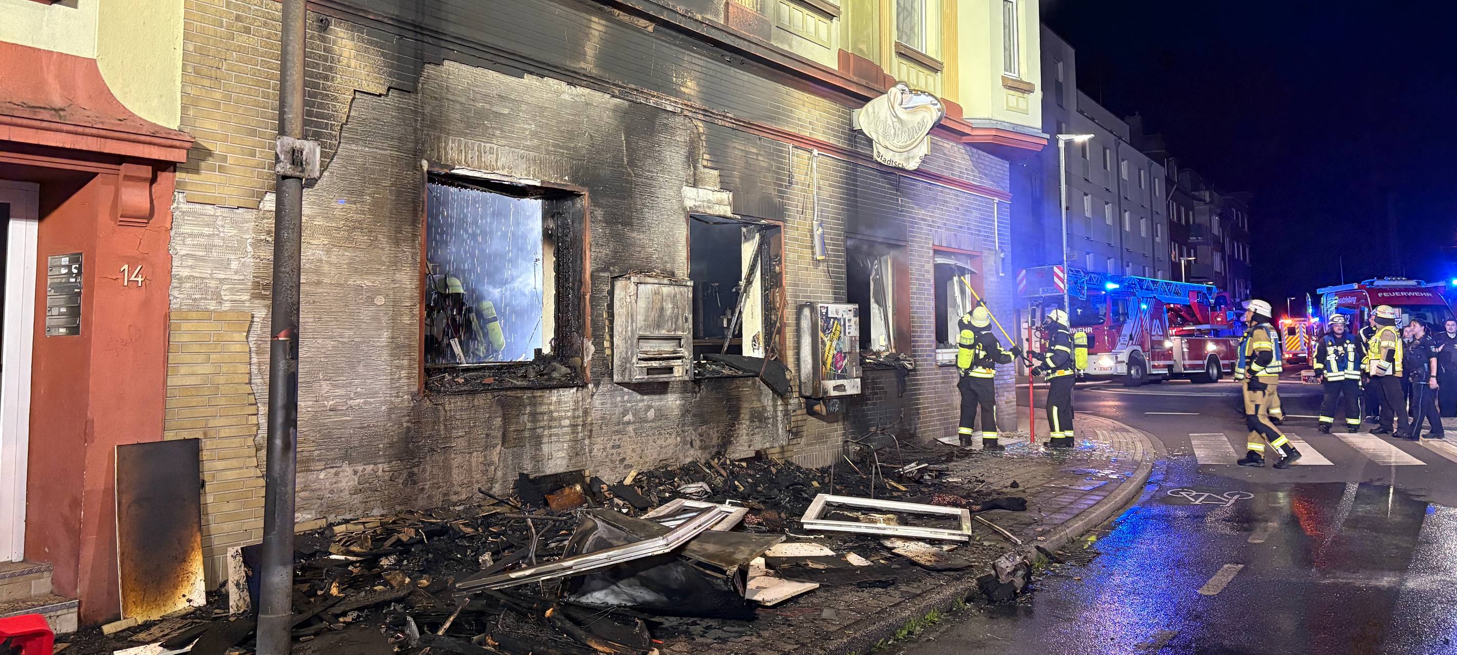 Sperrmüllbrand in Moers greift auf Wohnhaus über