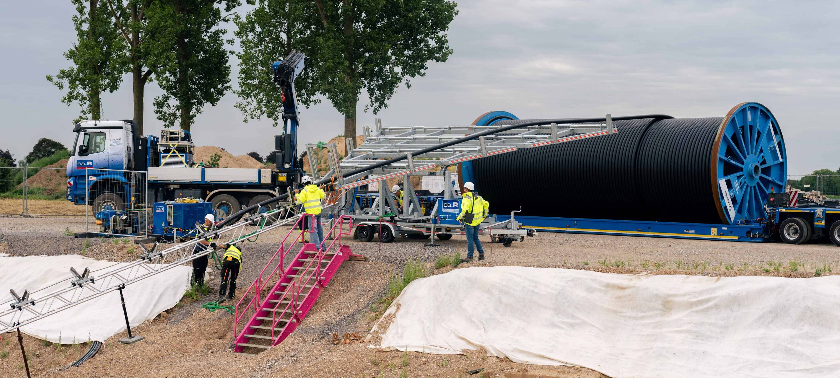 Amprion verlegt in Xanten erstes Erdkabel unter dem Rhein