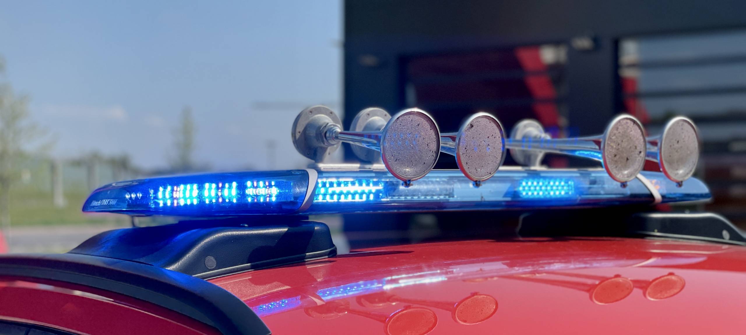 Feuerwehr Alpen rettet Kind aus Schlamm in Teich
