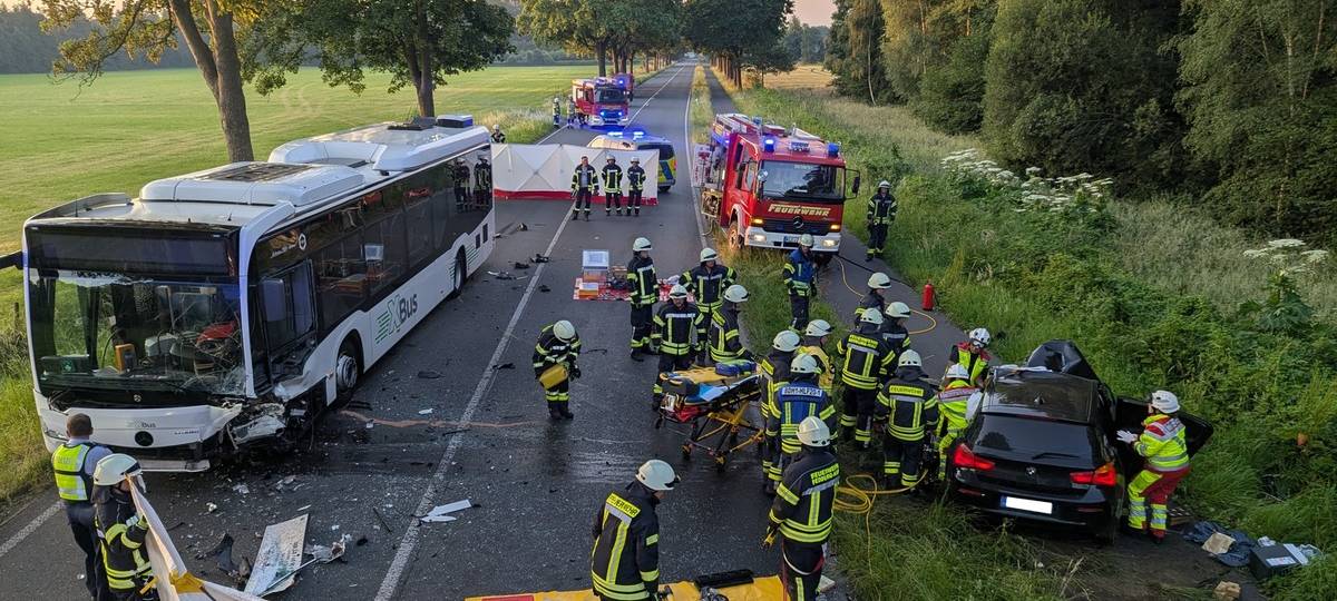 Autofahrer aus Rheinberg prallt frontal mit X-Bus zusammen