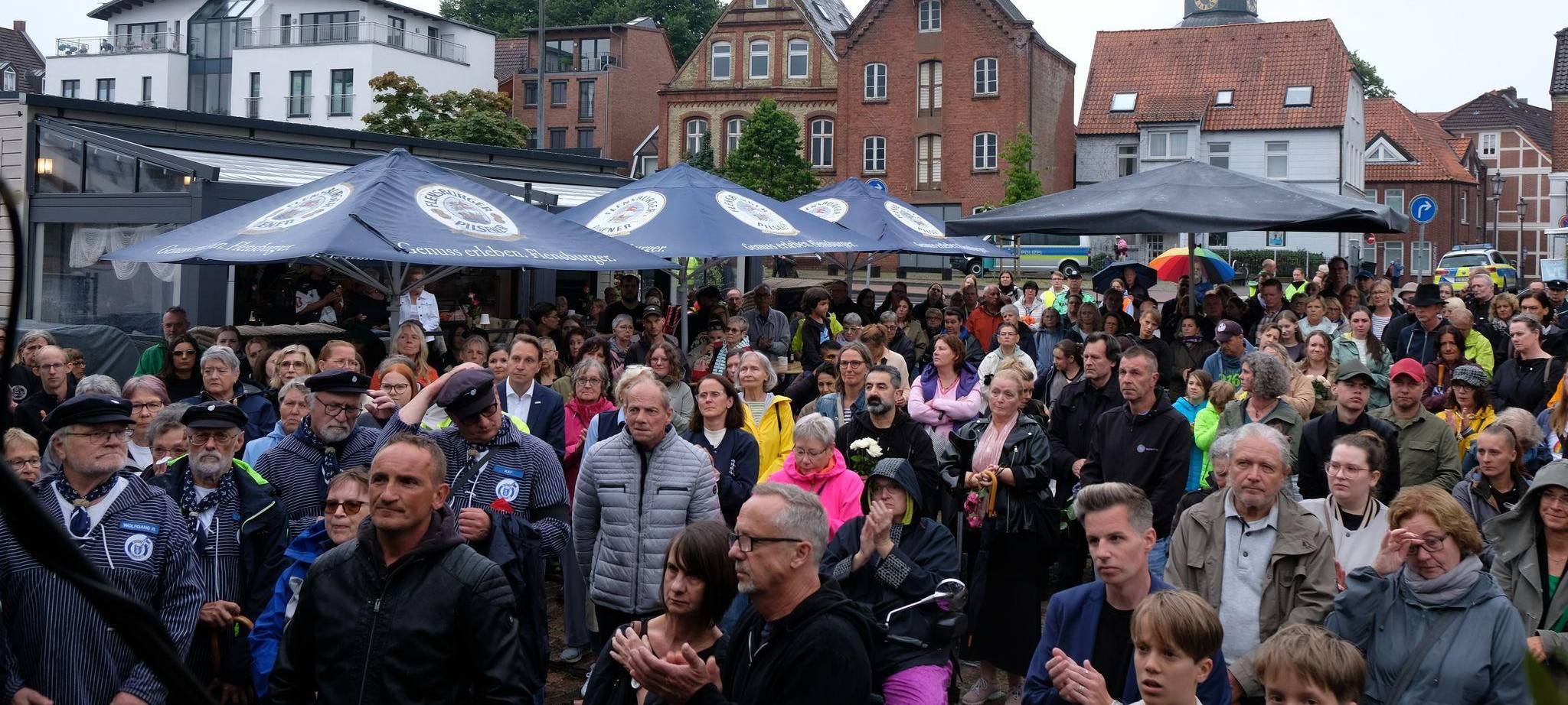 Gedenken nach Schüssen in Jugendhilfeeinrichtung mit sechs Toten