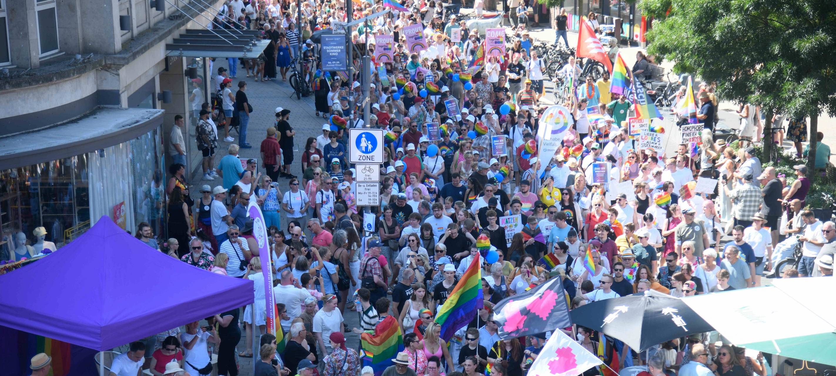 Rund 800 Menschen feiern den ersten CSD in Wesel