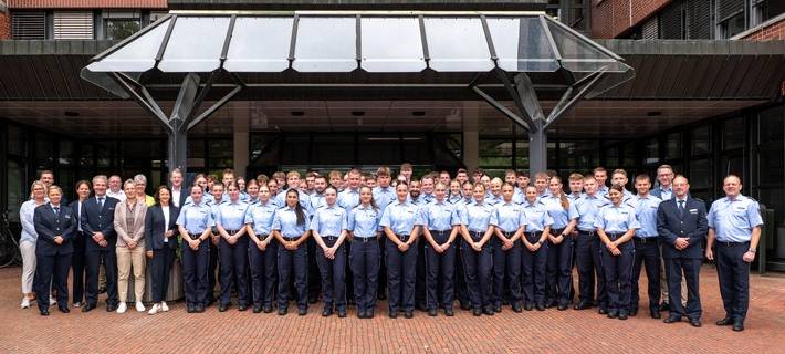 Gruppenbild der Studierenden mit dem Behördenleiter Landrat Ingo Brohl, dem Abteilungsleiter Polizei LPD Ulrich Kühn, den Direktionsleitungen, den Gremien der Personalvertretung und der Polizeiseelsorge